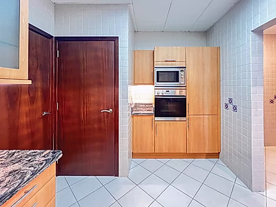 شقة مفروشة بالكامل 4 غرف نوم + مكتب | إطلالة جزئية على البحر | الفواتير مشمولة