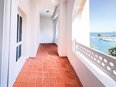 شقة مفروشة بالكامل 4 غرف نوم + مكتب | إطلالة جزئية على البحر | الفواتير مشمولة