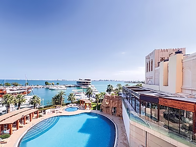 شقة مفروشة بالكامل 4 غرف نوم + مكتب | إطلالة جزئية على البحر | الفواتير مشمولة