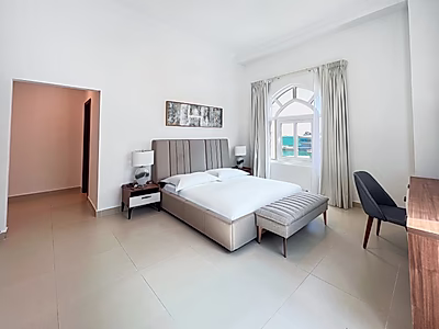 شقة مفروشة بالكامل 4 غرف نوم + مكتب | إطلالة جزئية على البحر | الفواتير مشمولة