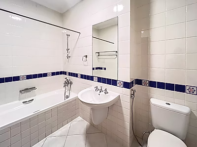 شقة مفروشة بالكامل 4 غرف نوم + مكتب | إطلالة جزئية على البحر | الفواتير مشمولة