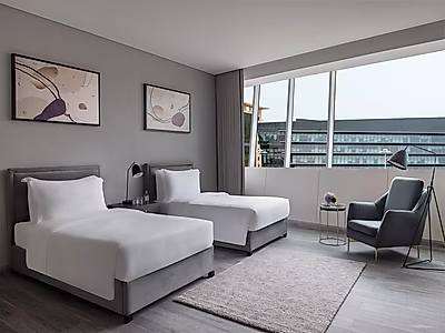 ملاذ فاخر بغرفتي نوم مع أناقة عصرية