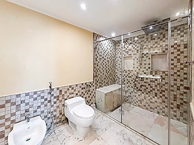 شقة مذهلة مكونة من 3 غرف نوم بتشطيبات فاخرة راقية