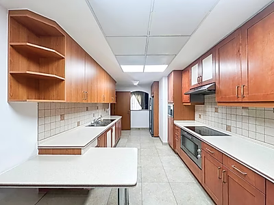 شقة مذهلة مكونة من 3 غرف نوم بتشطيبات فاخرة راقية