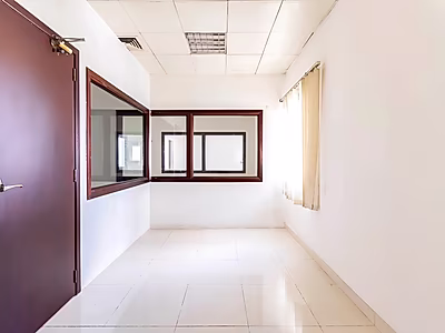 مكتب مجهز بالكامل بمساحة 165 متر مربع للإيجار على طريق سلوى