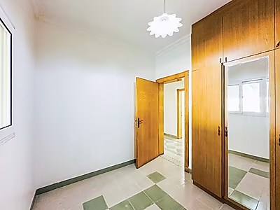 غرف نوم فاخرة بالإضافة إلى غرفة خادمة مع وسائل راحة عصرية