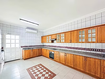 غرف نوم فاخرة بالإضافة إلى غرفة خادمة مع وسائل راحة عصرية