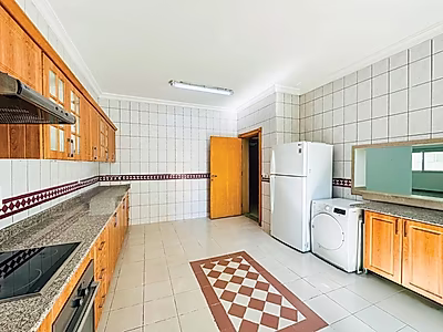 غرف نوم فاخرة بالإضافة إلى غرفة خادمة مع وسائل راحة عصرية