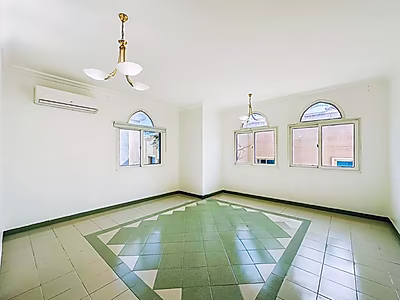 غرف نوم فاخرة بالإضافة إلى غرفة خادمة مع وسائل راحة عصرية