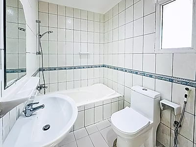 غرف نوم فاخرة بالإضافة إلى غرفة خادمة مع وسائل راحة عصرية