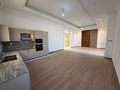 فيلا فاخرة ٧ غرف نوم + خادمة مع مسبح | معيشة واسعة وأنيقة في لوسيل