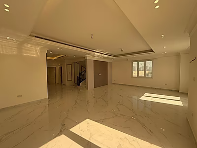 فيلا فاخرة ٧ غرف نوم + خادمة مع مسبح | معيشة واسعة وأنيقة في لوسيل