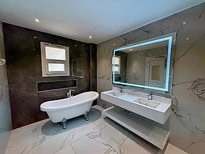 فيلا فاخرة ٧ غرف نوم + خادمة مع مسبح | معيشة واسعة وأنيقة في لوسيل