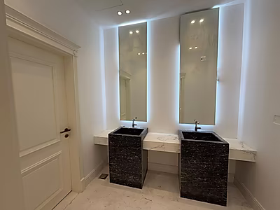 فيلا فاخرة ٧ غرف نوم + خادمة مع مسبح | معيشة واسعة وأنيقة في لوسيل