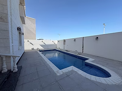 فيلا فاخرة ٧ غرف نوم + خادمة مع مسبح | معيشة واسعة وأنيقة في لوسيل