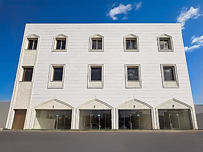 3 وحدات تجارية للإيجار في شارع النعيجة الرئيسي