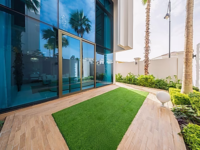 فيلا عصرية | ٥ غرف نوم + خادمة + سائق + مخزن | مفروشة بالكامل | سند ملكية جاهز