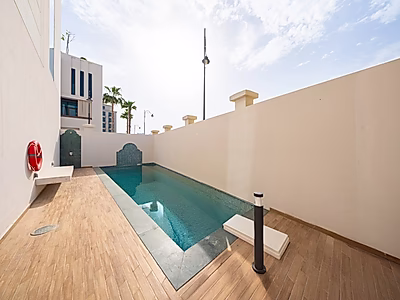 فيلا عصرية | ٥ غرف نوم + خادمة + سائق + مخزن | مفروشة بالكامل | سند ملكية جاهز