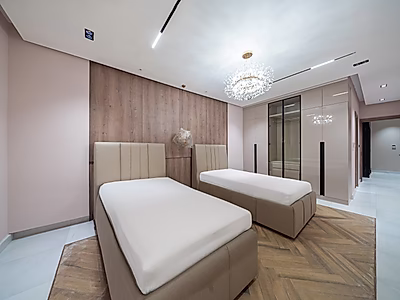 فيلا عصرية | ٥ غرف نوم + خادمة + سائق + مخزن | مفروشة بالكامل | سند ملكية جاهز