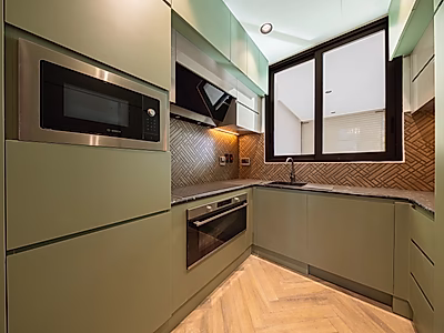 فيلا عصرية | ٥ غرف نوم + خادمة + سائق + مخزن | مفروشة بالكامل | سند ملكية جاهز