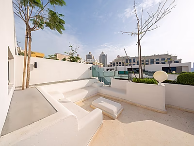 فيلا عصرية | ٥ غرف نوم + خادمة + سائق + مخزن | مفروشة بالكامل | سند ملكية جاهز