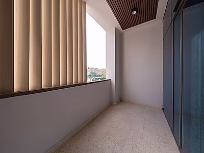 فيلا عصرية | ٥ غرف نوم + خادمة + سائق + مخزن | مفروشة بالكامل | سند ملكية جاهز