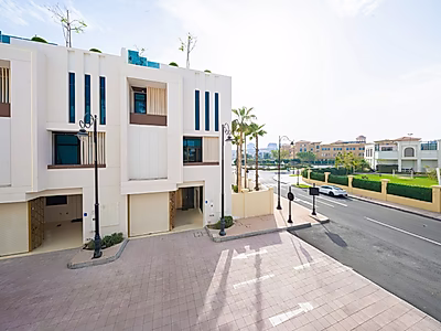 فيلا عصرية | ٥ غرف نوم + خادمة + سائق + مخزن | مفروشة بالكامل | سند ملكية جاهز