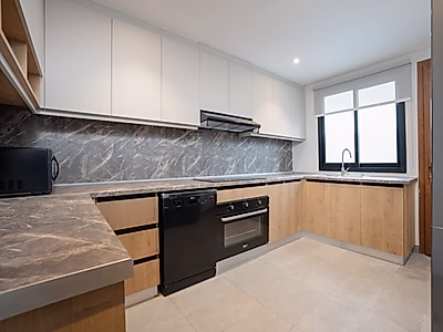 فيلا عائلية أنيقة 6 غرف نوم في مجمع آمن | جاهزة للسكن