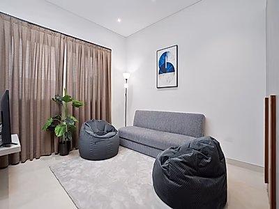 فيلا عائلية أنيقة 6 غرف نوم في مجمع آمن | جاهزة للسكن