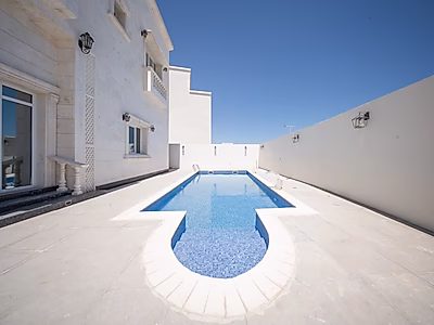 فيلا فاخرة ٧ غرف نوم + خادمة مع مسبح | معيشة واسعة وأنيقة في لوسيل