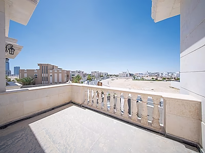 فيلا فاخرة ٧ غرف نوم + خادمة مع مسبح | معيشة واسعة وأنيقة في لوسيل