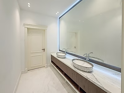 فيلا فاخرة ٧ غرف نوم + خادمة مع مسبح | معيشة واسعة وأنيقة في لوسيل