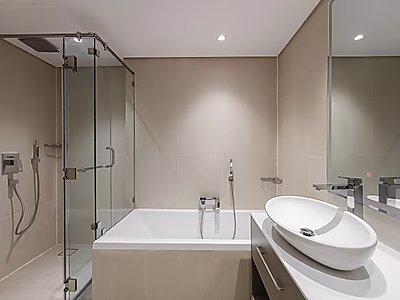 شقة فاخرة من غرفتين في الخليج الغربي: ملاذ حضري عصري