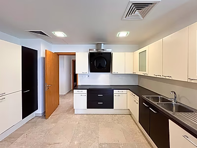 شقة فسيحة بإطلالة بحرية خلابة | 3 غرف نوم + 3 أشهر | شرفة | ويست باي