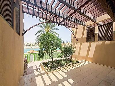 شقة رائعة بأربع غرف نوم وإطلالات على البحر