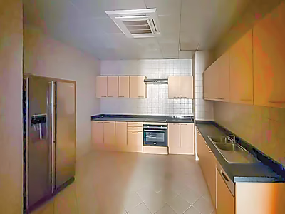 شقة رائعة بأربع غرف نوم وإطلالات على البحر