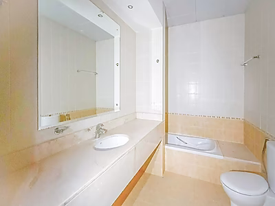 شقة رائعة بأربع غرف نوم وإطلالات على البحر