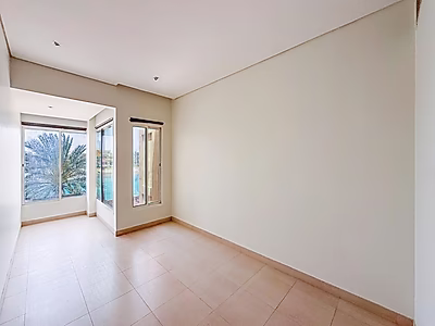 شقة رائعة بأربع غرف نوم وإطلالات على البحر