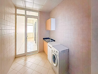 شقة رائعة بأربع غرف نوم وإطلالات على البحر