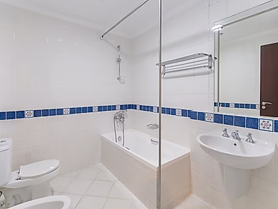 شقة فاخرة من غرفتي نوم للإيجار في الخليج الغربي – أسلوب حياة عصري في موقع متميز