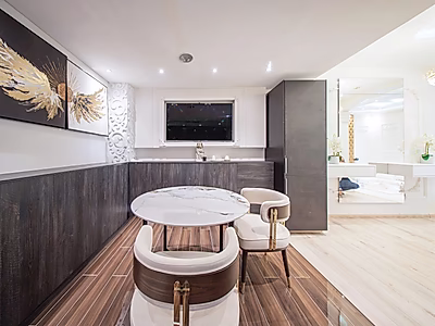 استوديو مُجدّد بأناقة في فوكس هيلز | مفروش بالكامل مع سند ملكية