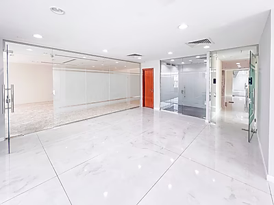 مكتب فاخر 365 متر مربع مجهز بالكامل | شامل كل شيء |