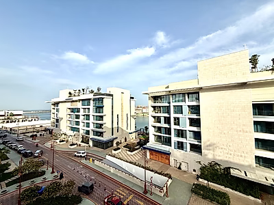 إطلالة ممشى وبحر | شقة فاخرة غرفتين + غرفة خادمة | كريستال فيو – جزيرة جيوان | تشطيبات فاخرة جداً