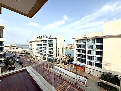 إطلالة ممشى وبحر | شقة فاخرة غرفتين + غرفة خادمة | كريستال فيو – جزيرة جيوان | تشطيبات فاخرة جداً