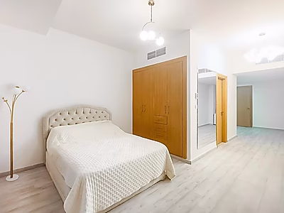 استوديو مُجدّد بأناقة في فوكس هيلز | مفروش بالكامل مع سند ملكية