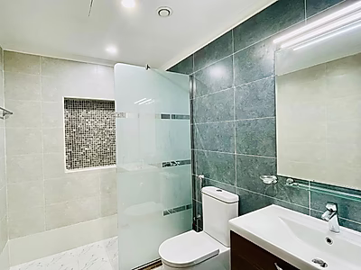 شقة غرفتي نوم مفروشة بالكامل في لوسيل – إركية | شرفة | مسبح وصالة رياضية