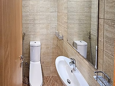 شقة مودرن غرفتين مع غرفة خادمة للإيجار في الإركية