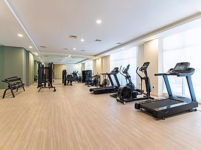 شقة حديثة بغرفتين + غرفة للخادمة مع تشطيبات فاخرة