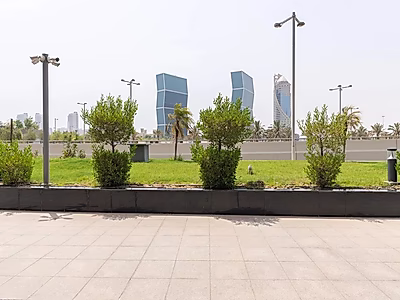 مساحة تجارية مميزة بسقف مرتفع | 297 متر مربع | لوسيل مارينا