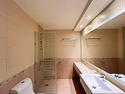 شقة 3 غرف نوم مفروشة في خليج الغرب | تشمل الخدمات